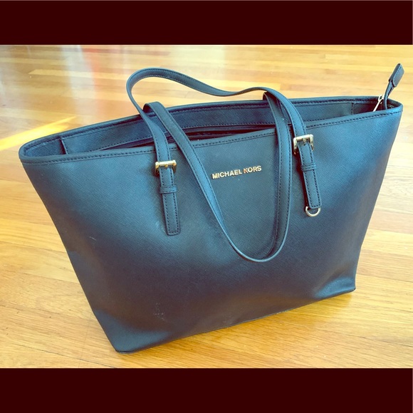 Michael Kors Handbags - LIKE NEW MICHAEL KORS LARGE TOTE